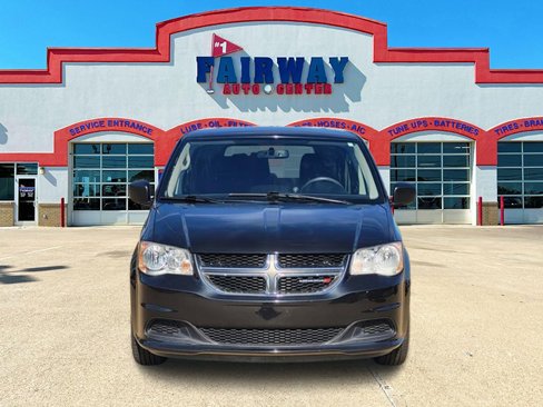 Used 2018 Dodge Grand Caravan SE w/ UConnect Hands-Free Group image 2