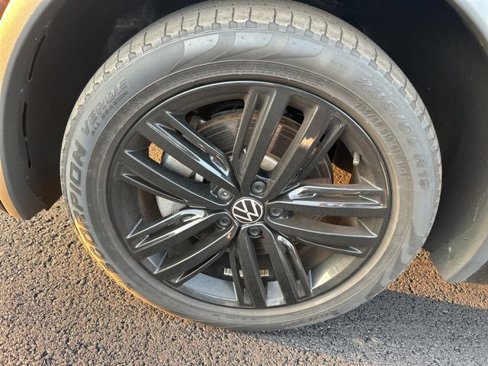 Used 2022 Volkswagen Tiguan SE R-Line image 28