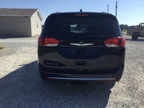 Used 2017 Chrysler Pacifica Touring-L image 4