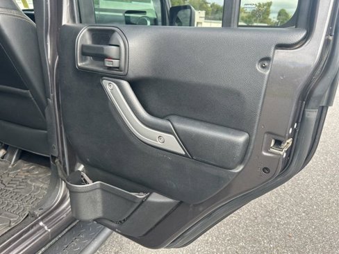Used 2016 Jeep Wrangler Unlimited Rubicon image 31
