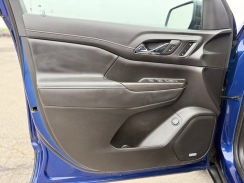 Used 2023 GMC Acadia SLT w/ Elevation Edition image 8