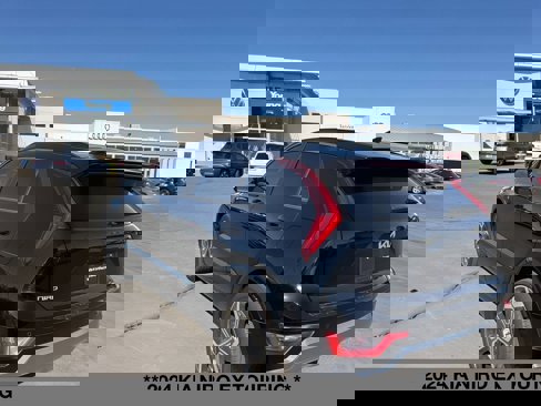 Used 2024 Kia Niro EX Touring image 5