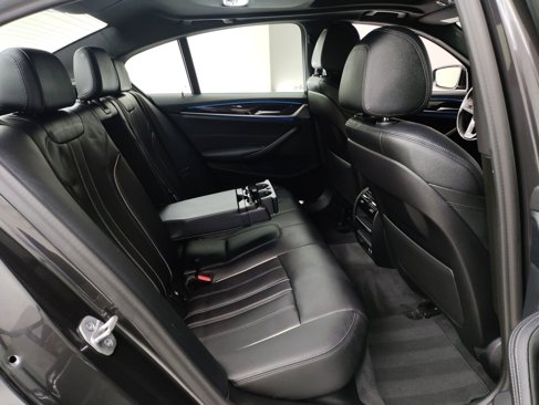 Used 2022 BMW 530e w/ Convenience Package image 32