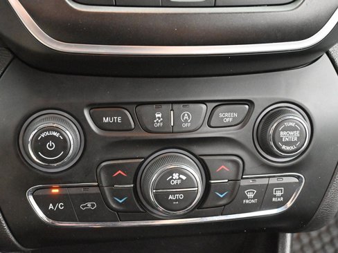 Used 2019 Jeep Cherokee Trailhawk image 23