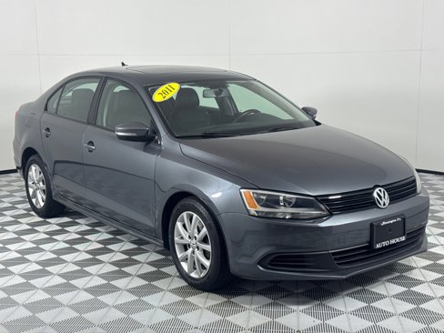 Used 2011 Volkswagen Jetta SE image 3