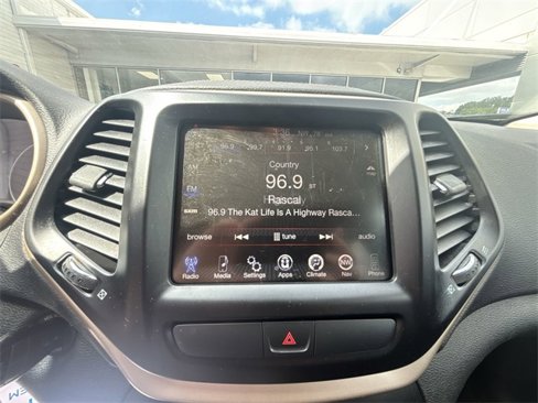 Used 2015 Jeep Cherokee Latitude image 12