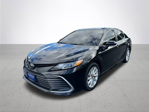 Used 2021 Toyota Camry LE image 2