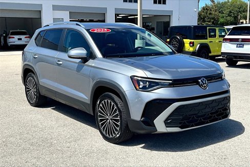 Certified 2025 Volkswagen Taos SE image 2