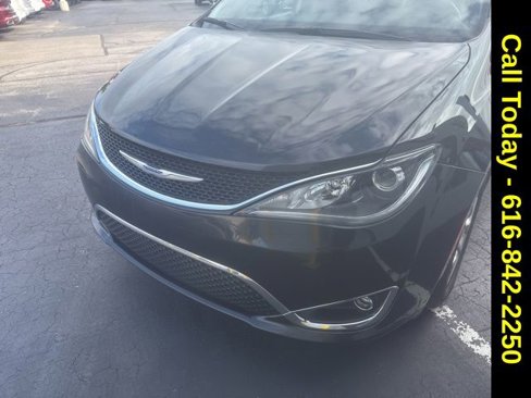 Used 2018 Chrysler Pacifica Limited image 2