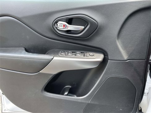 Used 2021 Jeep Cherokee Latitude Lux w/ Sun & Sound Group image 28