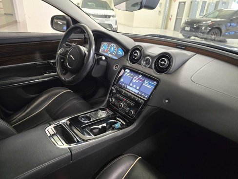 Used 2019 Jaguar XJ R-Sport image 11