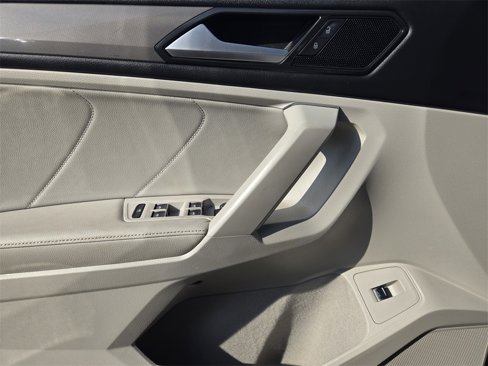 Used 2022 Volkswagen Tiguan SE image 25