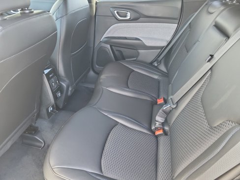 New 2025 Jeep Compass Latitude image 17