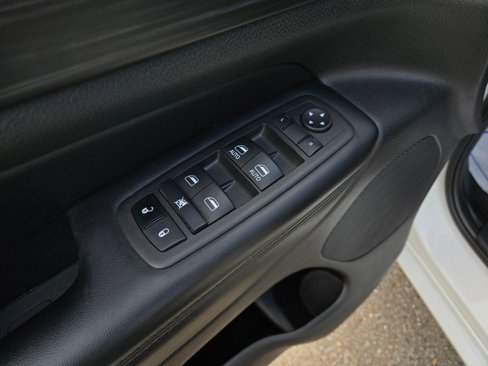 Used 2022 Jeep Grand Cherokee Laredo X image 12