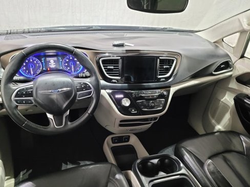 Used 2018 Chrysler Pacifica Touring-L w/ Premium Audio Group image 4