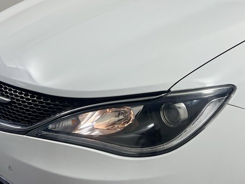 Used 2018 Chrysler Pacifica Touring-L w/ Advanced Safetytec Group image 11