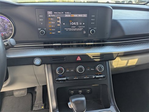 Used 2022 Kia Carnival LX image 16