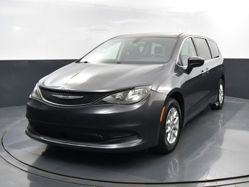 Used 2022 Chrysler Voyager LX image 5