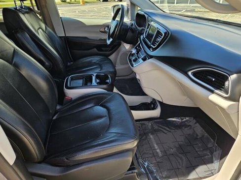 Used 2020 Chrysler Pacifica Touring-L image 12