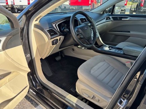 Used 2019 Ford Fusion SE image 11