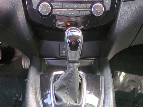 Used 2017 Nissan Rogue SV image 20