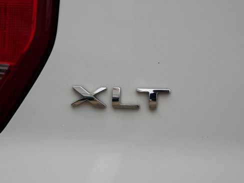 Used 2018 Ford Explorer XLT image 4