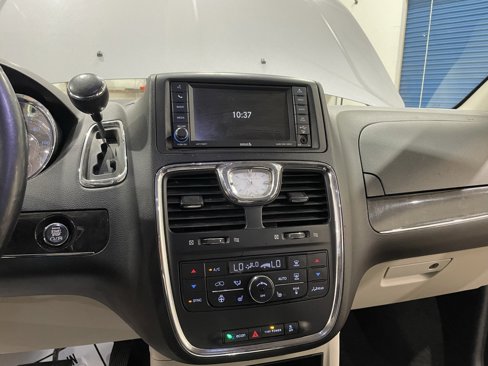Used 2013 Chrysler Town & Country Touring-L w/ Driver Convenience Group image 29