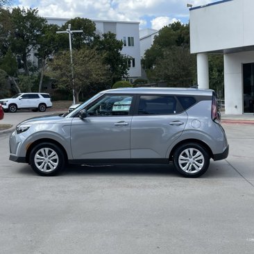 Used 2023 Kia Soul LX image 3