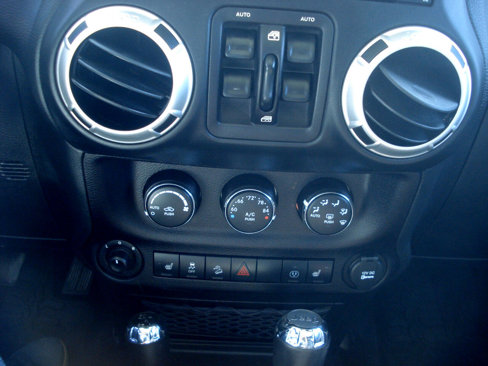 Used 2016 Jeep Wrangler Unlimited Sahara w/ Connectivity Group image 23