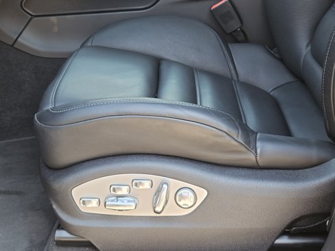 Certified 2025 Porsche Macan image 33