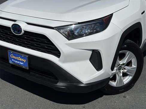 Used 2021 Toyota RAV4 LE image 3