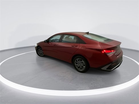 Used 2024 Hyundai Elantra SEL image 2