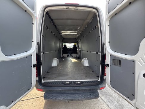 Used 2017 Mercedes-Benz Sprinter 2500 image 4