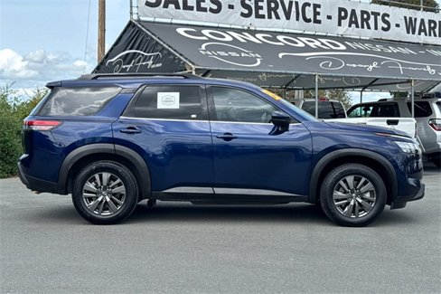 Used 2022 Nissan Pathfinder SV image 3