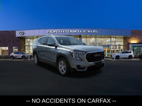 Used 2024 GMC Terrain SLE w/ Driver Convenience Package image 3