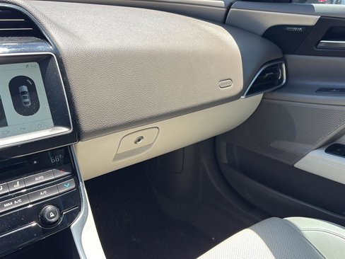 Used 2017 Jaguar XE Prestige image 25