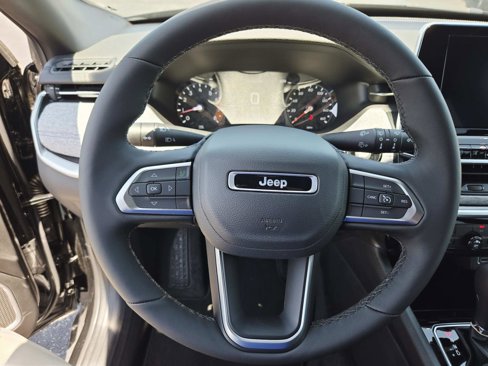 New 2025 Jeep Compass Latitude image 19