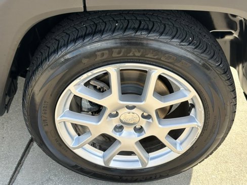 Used 2020 Jeep Renegade Latitude w/ Popular Equipment Group image 22