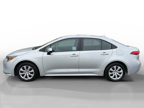 Used 2022 Toyota Corolla LE image 2