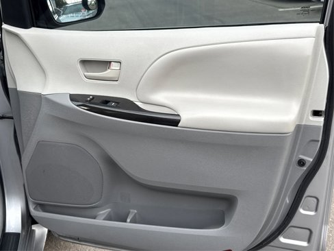 Used 2012 Toyota Sienna LE image 22