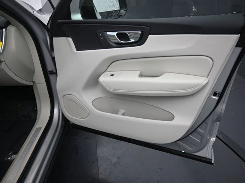 New 2025 Volvo XC60 B5 Core image 39