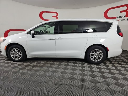 Used 2023 Chrysler Voyager LX image 4