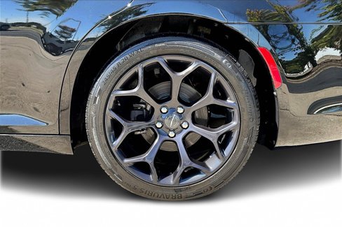 Certified 2019 Chrysler 300 S w/ 300S Premium Group image 32