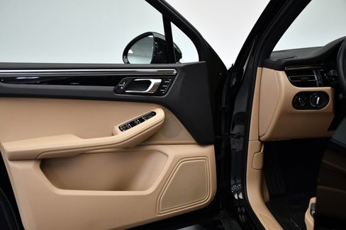 Used 2023 Porsche Macan Turbo image 35