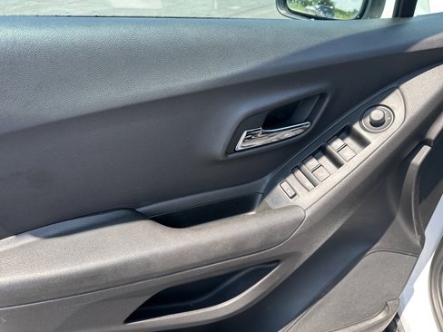 Used 2020 Chevrolet Trax LS w/ Tint and Cruise Package image 10
