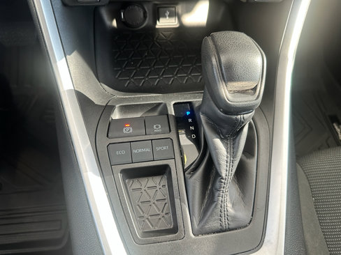 Used 2022 Toyota RAV4 LE image 8