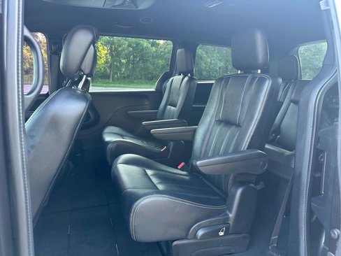 Used 2016 Dodge Grand Caravan SXT image 17