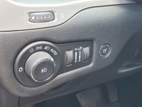Used 2018 Jeep Cherokee Overland image 13