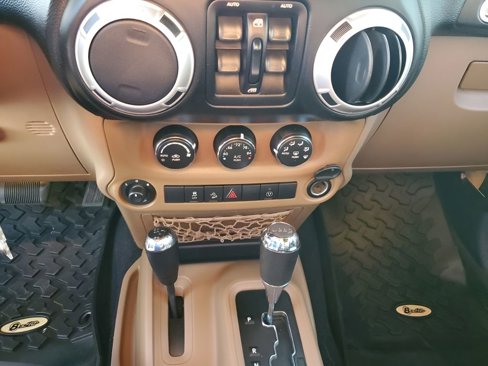 Used 2013 Jeep Wrangler Unlimited Sahara image 31