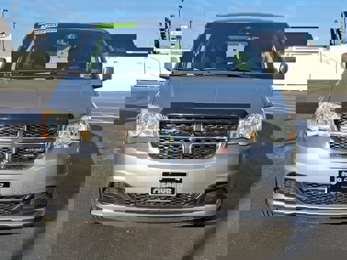 Used 2016 Dodge Grand Caravan SE image 2
